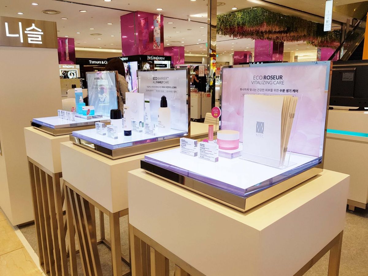 Psychology Behind Effective Cosmetic Product Display in Retail Stores